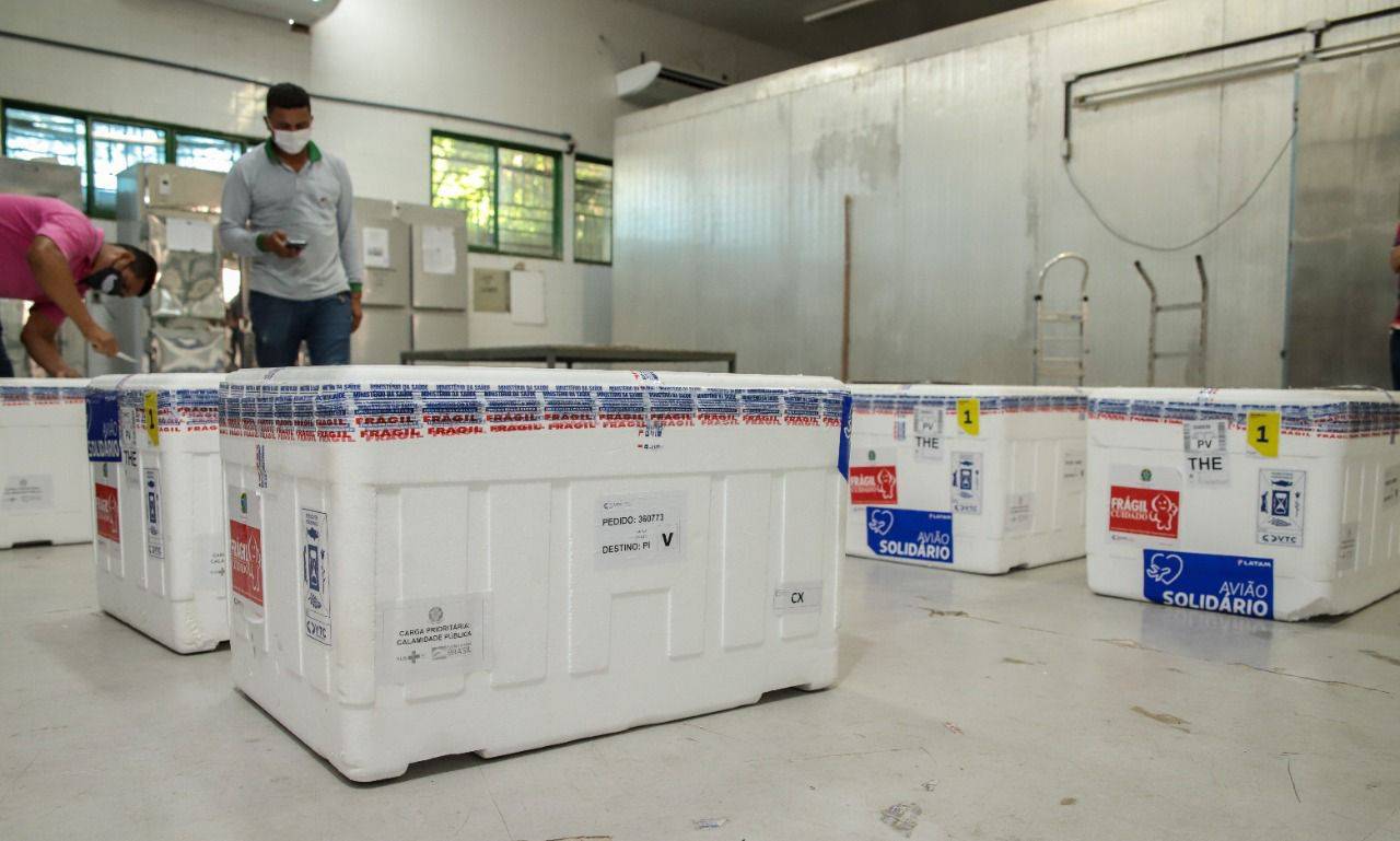Piaui recebe lotes de CoronaVac e Pfizer para primeira e segunda dose